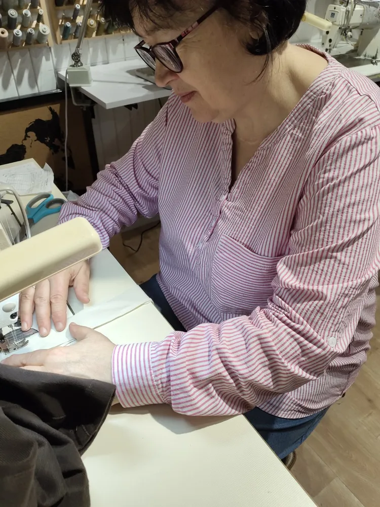 Beata Michalak, założycielka pracowni, przy maszynie do szycia